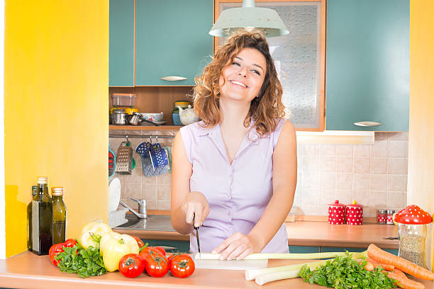 女性のキッチン - stereotypical housewife women domestic kitchen brown hair ストックフォトと画像