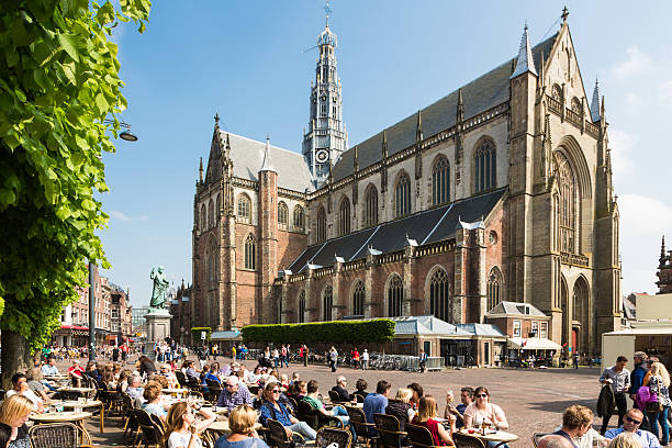 grote markt square in haarlem - haarlem stockfoto's en -beelden