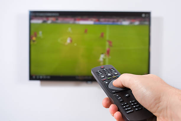 assistindo jogo de futebol na tv - entertainment home interior electronics industry remote control - fotografias e filmes do acervo