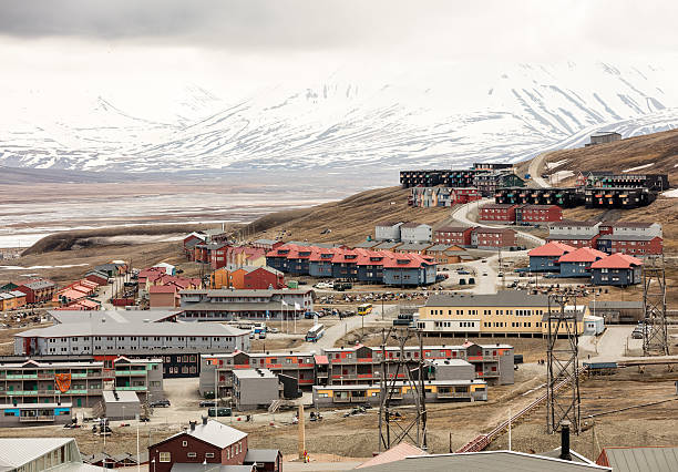 istock Longyearbyen, Spitsbergen and surrounding mountains & fiord 577311656