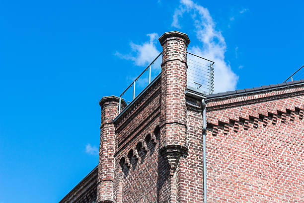 old renovated brick house - baudenkmal imagens e fotografias de stock