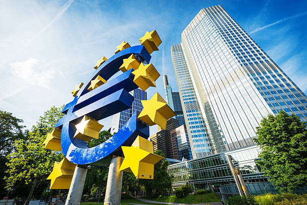 ユーロ通貨記号をフランクフルト,ドイツ - european union flag flag european union currency europe ストックフォトと画像