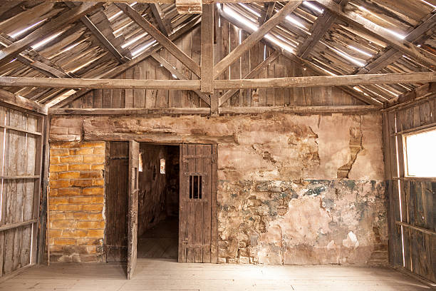 interno di una vecchia casa in legno - capanna foto e immagini stock