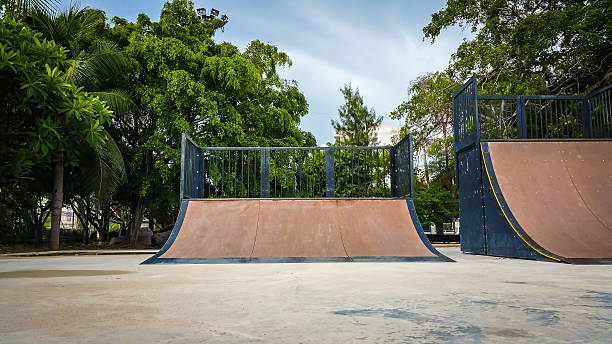 skate-park am tag. individuelle dunklen farbtönen gehalten. - skateboard park ramp skateboard graffiti stock-fotos und bilder