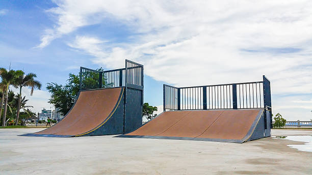 skate-park am tag. individuelle dunklen farbtönen gehalten. - skateboard park ramp park skateboard stock-fotos und bilder
