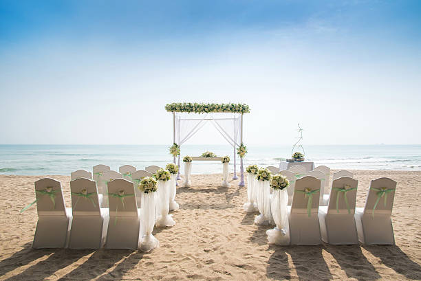 romántico entorno de bodas en la playa. - boda playa fotografías e imágenes de stock