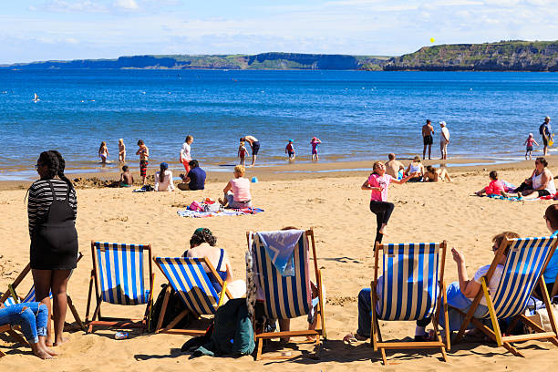 lots of people enjoying scarborough beach on hot summer day - family child crowd british culture imagens e fotografias de stock