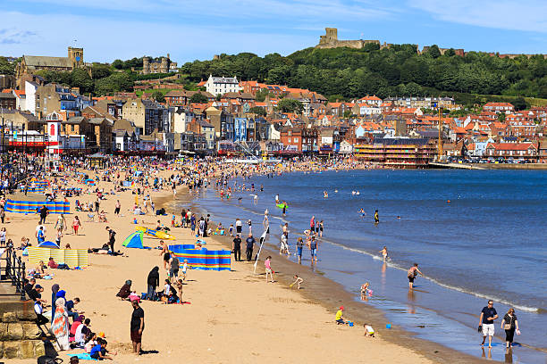 people enjoying scarborough beach on a hot summer day - family child crowd british culture imagens e fotografias de stock