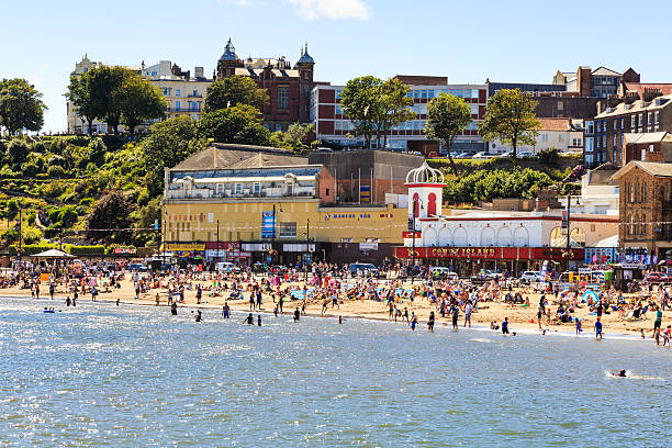 lots of people on scarborough beach on a summer day - family child crowd british culture imagens e fotografias de stock