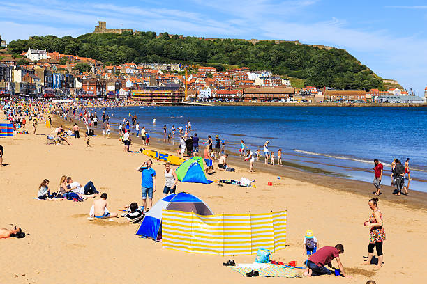 people enjoying scarborough beach on a summer day - family child crowd british culture imagens e fotografias de stock