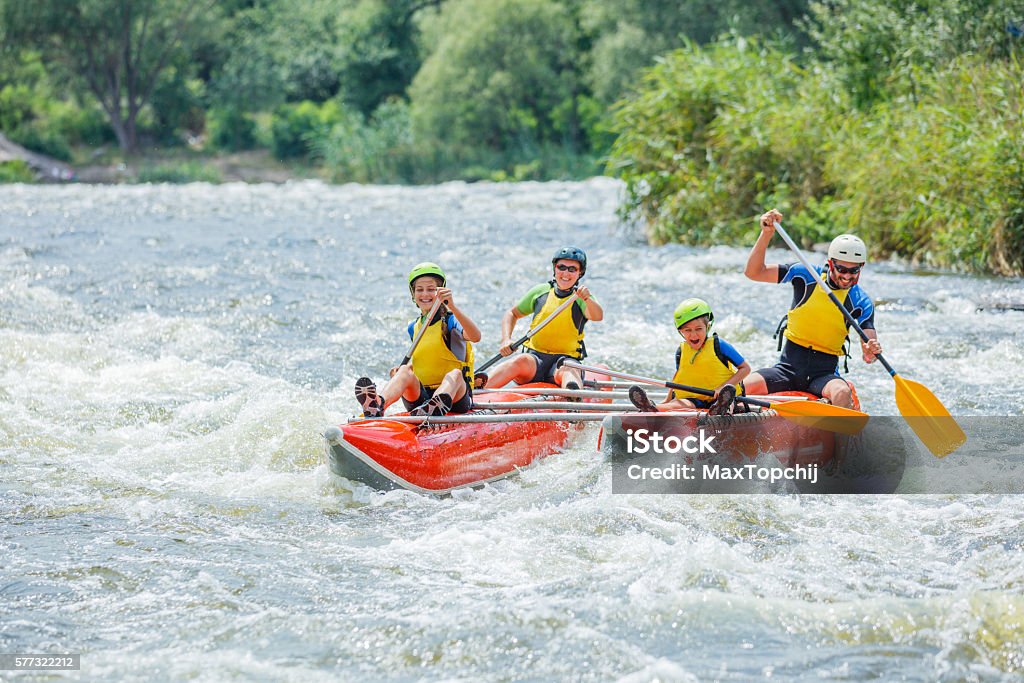 Rafting familiar en el río - Foto de stock de Rafting libre de derechos
