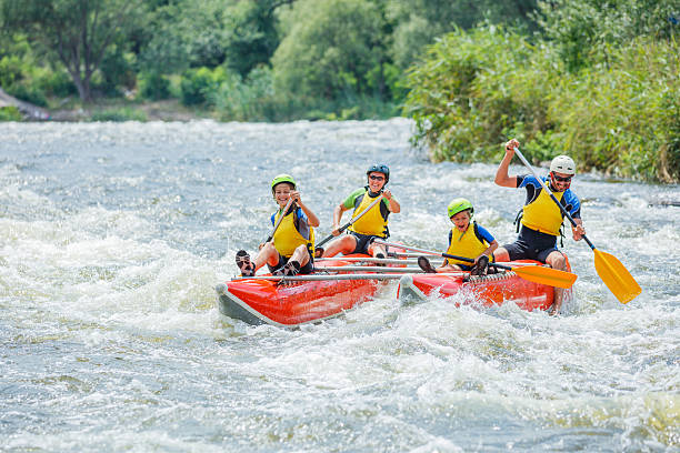 ファミリーリバーラフティング - rafting ストックフォトと画像