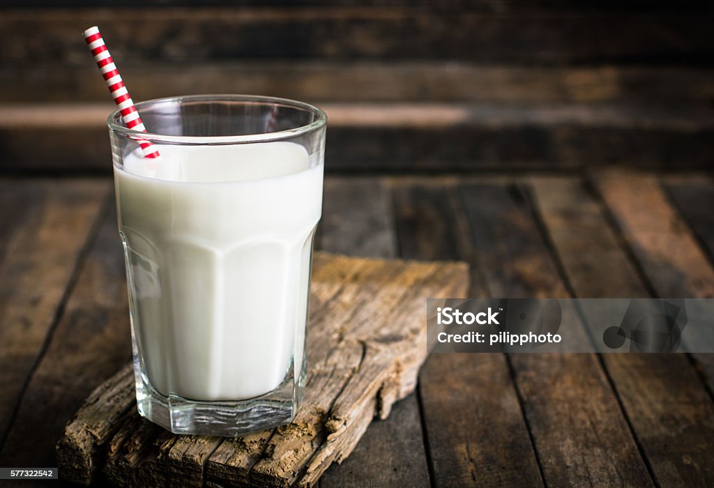 Frische Milch im Glas auf dem Tisch - Lizenzfrei Milch Stock-Foto