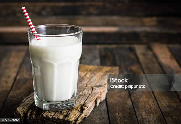 Frische Milch Im Glas Auf Dem Tisch Stockfoto und mehr Bilder von Milch - Milch, Trinkglas, Kälte