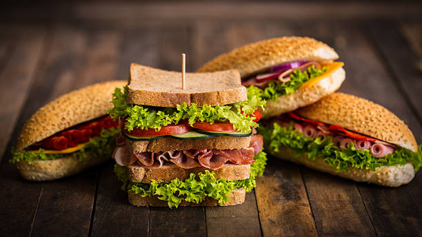 sandwiches mit schinken und käse auf dem tisch - sandwich bacon lettuce and tomato delicatessen bacon stock-fotos und bilder