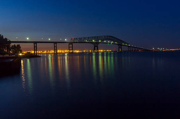 francis scott key bridge e baltimore skyline à noite - baltimore - fotografias e filmes do acervo