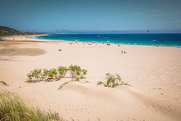 пляж вальдевакерос в испании с африкой на горизонте - andalusia beach cadiz spain стоковые фото и изображения