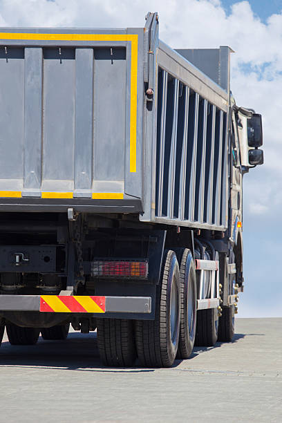 camión de descarga se en la autopista - bigrig fotografías e imágenes de stock