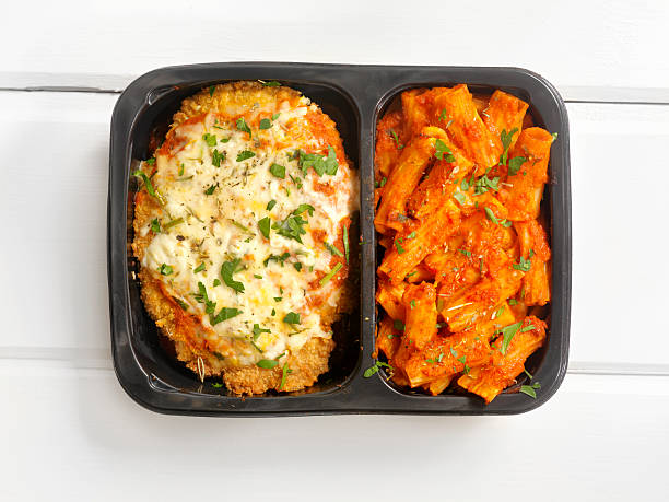 cena tv, parmigiano di pollo con rigatoni - chicken baked chicken breast breaded foto e immagini stock