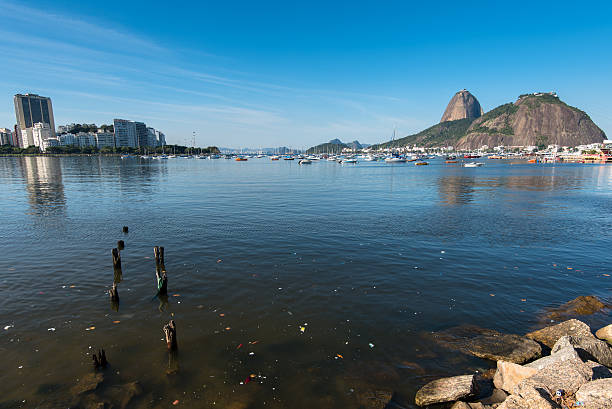 aguas contaminadas de río de janeiro - guanabara bay fotografías e imágenes de stock