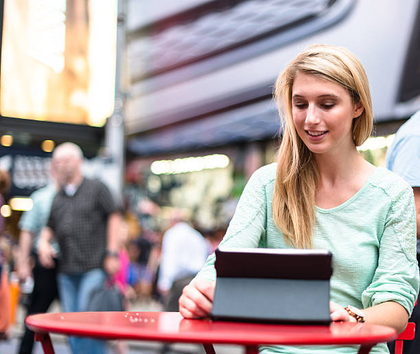 surfen im internet am times square-new york city - digital tablet travel destinations new york state times square stock-fotos und bilder