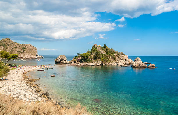 isola bella, em taormina (sicília), durante o verão - sicily italy mediterranean sea beach - fotografias e filmes do acervo