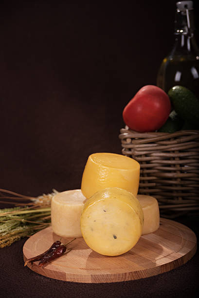 varios quesos en la tabla de madera - cheeze fotografías e imágenes de stock