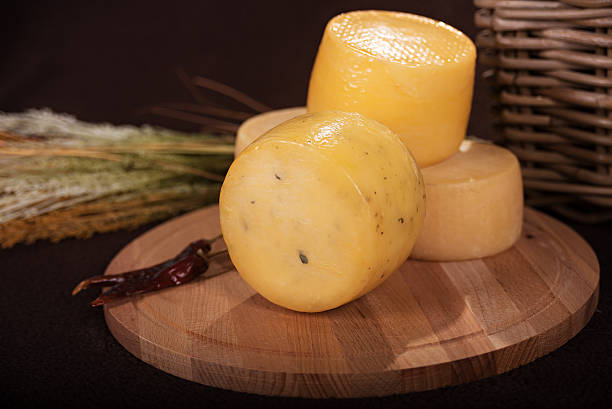 varios quesos en la tabla de madera - cheeze fotografías e imágenes de stock