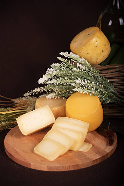 varios quesos en la tabla de madera - cheeze fotografías e imágenes de stock