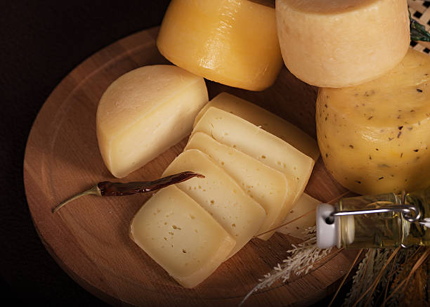 varios quesos en la tabla de madera - cheeze fotografías e imágenes de stock