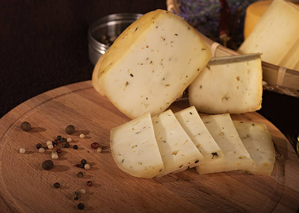 varios quesos en la tabla de madera - cheeze fotografías e imágenes de stock