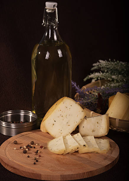 varios quesos en la tabla de madera - cheeze fotografías e imágenes de stock