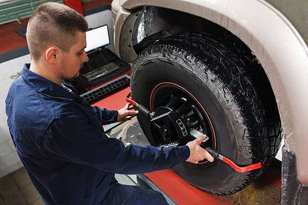 mechanic tuning aligner for wheel alignment - sports utility vehicle 4x4 car tire imagens e fotografias de stock