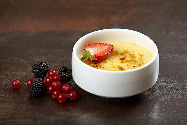 creme brule dessert - brule stock-fotos und bilder