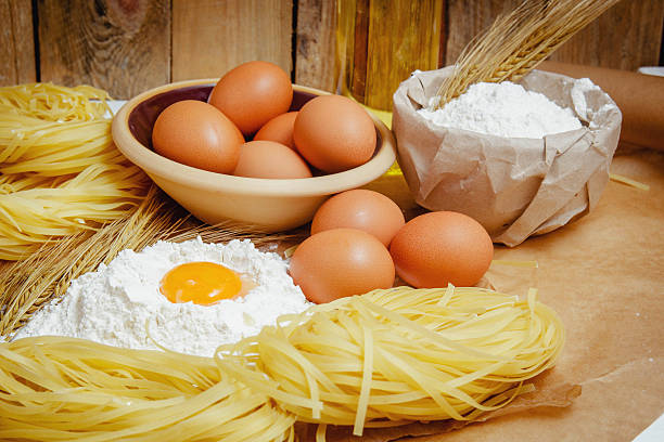 調理パスタコンセプト。卵、小麦粉、麺、小麦の耳。 - wheat pasta flour italy ストックフォトと画像
