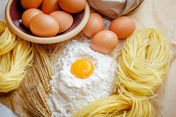 調理パスタコンセプト。卵、小麦粉、麺、小麦の耳。 - wheat pasta flour italy ストックフォトと画像