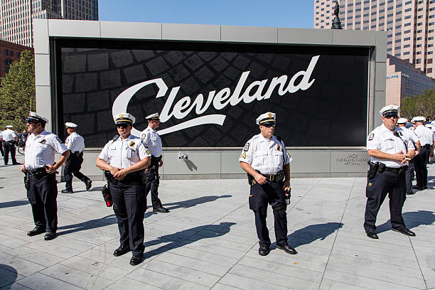 rnc 2016で彼らの背後にあるクリーブランドサインを持つ警察 - cleveland south carolina ストックフォトと画像