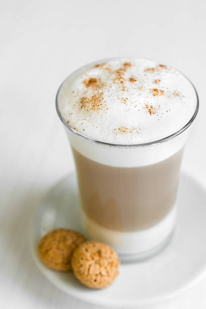 glas café latte mit biscotti - biscotti coffee cappuccino latté stock-fotos und bilder