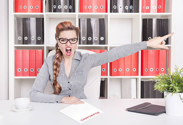 chefe de negócios irritado apontando. conceito de demissão - threats rudeness occupation working - fotografias e filmes do acervo