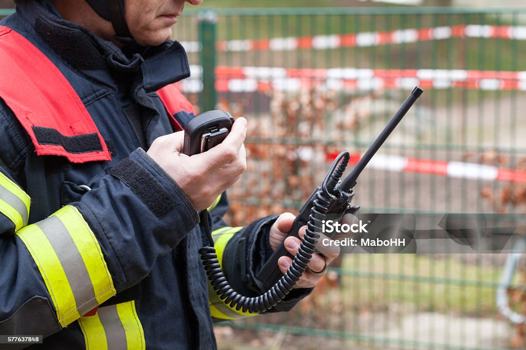 Feuerwehrmann im Einsatz mit Walkie Takie in der Hand - Lizenzfrei Sprechfunkgerät Stock-Foto