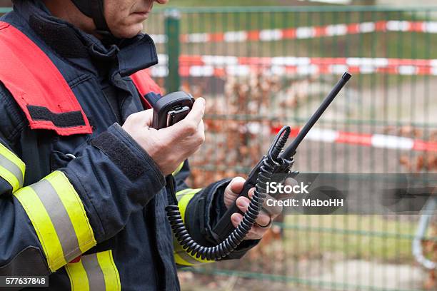 Feuerwehrmann Im Einsatz Mit Walkie Takie In Der Hand Stockfoto und mehr Bilder von Sprechfunkgerät