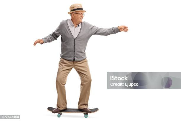 Fröhlicher Senior Mann Auf Einem Skateboard Stockfoto und mehr Bilder von Alter Erwachsener - Alter Erwachsener, Skateboard, Skateboardfahren
