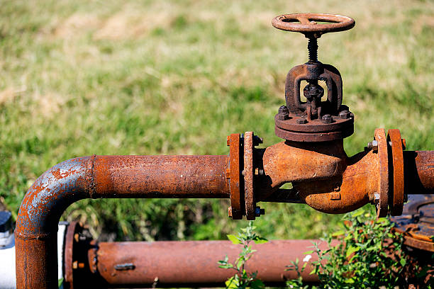 zardzewiały stary rurociąg z zaworem - water pipe rusty dirty equipment zdjęcia i obrazy z banku zdjęć