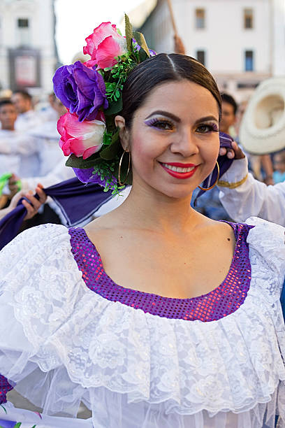 bailarina de colombia en traje tradicional - trajes tipicos colombianos fotografías e imágenes de stock