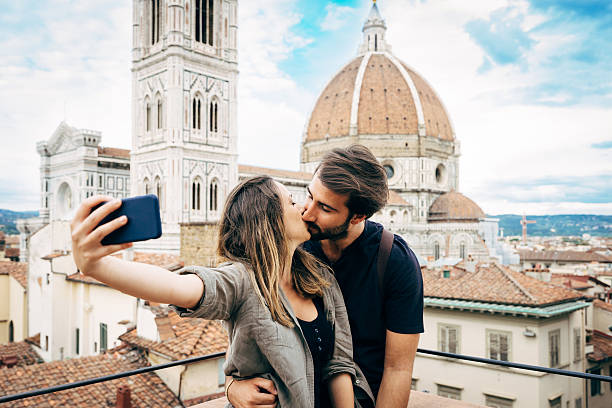 jovem casal se beijando em frente à catedral de florença - florence italy italy sky cathedral - fotografias e filmes do acervo