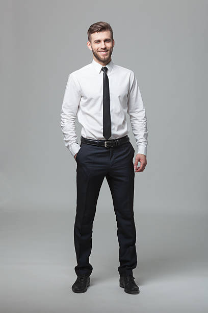 portrait d’un beau jeune homme d’affaires sur fond blanc. - shirt necktie men businessman photos et images de collection