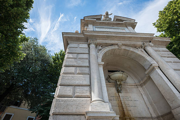 The square is a favorite gathering place for young locals and tourists, who usually rest on the steps of the fountain. In the evening, this area is a perfect place to enjoy a meal or just a drink in one of the numerous bars, restaurants or pizzerias