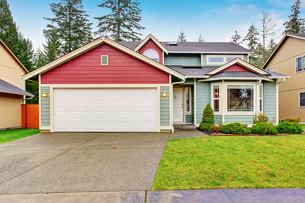 istock Classic American house with red and blue trim 577660756