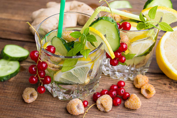 bicchieri d'acqua con frutta, zenzero, cetriolo - cucumbe foto e immagini stock