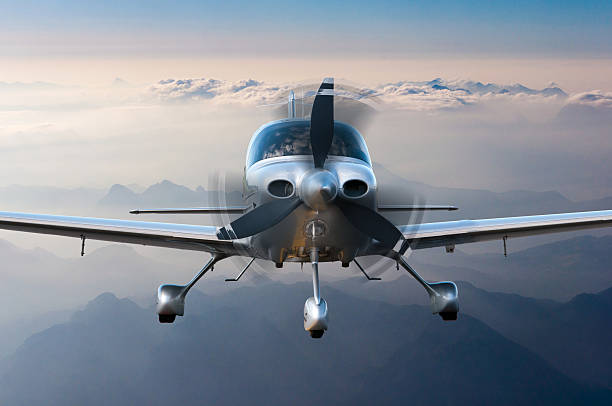 privat plane or aircraft flight surrounded by mountains and rocks - propellor stockfoto's en -beelden